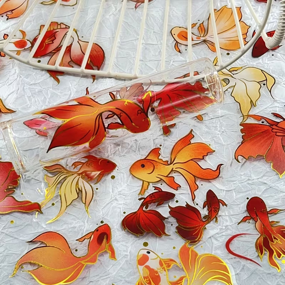 un lot de 20 stickers en forme de carpe koï papillons, coloris rouges finitions dorés