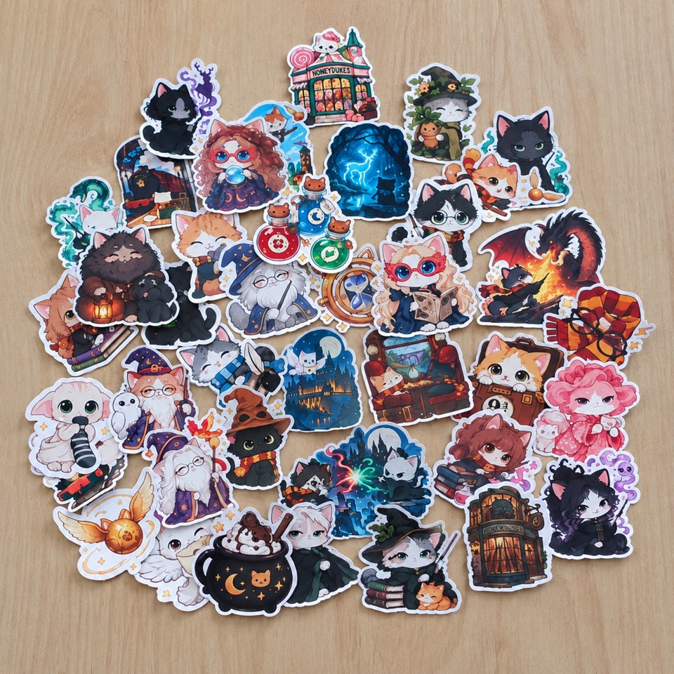 Lot de stickers kawaii inspirés d’un univers de sorcellerie, avec chats magiciens, potions, créatures fantastiques, livres et décors enchantés.