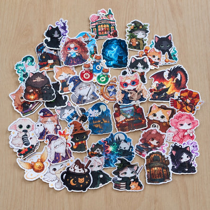 Lot de stickers kawaii inspirés d’un univers de sorcellerie, avec chats magiciens, potions, créatures fantastiques, livres et décors enchantés.