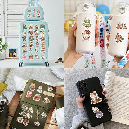 un lot de 20 stickers représentant un ou plusieurs chats autour du thème de Noël. Ils s'amusent avec les décorations de fêtes dans des scènes amusantes et rigolotes.
