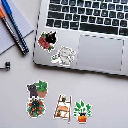des stickers représentant des chats qui s'amusent et jouent dans des plantes vertes. Malice, mignonnerie et jolis décors de plantes idéals pour le scrapbooking.