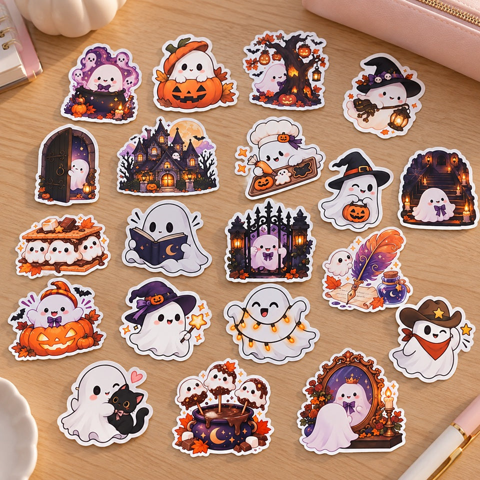 Stickers fantômes kawaii sur le thème d’Halloween avec citrouilles, sorcières, maison hantée et chat noir, disposés sur un bureau en bois clair.