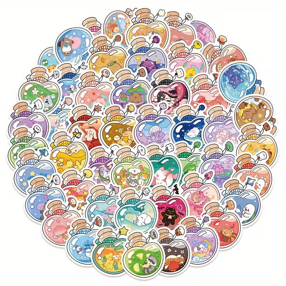 À l’intérieur de chaque petite fiole se cache un adorable animal version kawaii, installé dans son propre monde mignon et détaillé.