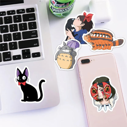 un lot de stickers aléatoires sur le thème des différents films Ghibli. Idéal pour le scrapbooking, pour la personnalisation.
