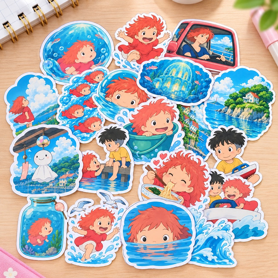 Lot de stickers kawaii inspirés du film japonais Ponyo sur la falaise du Studio Ghibli, représentant Ponyo, Sosuke et leurs aventures au bord de la mer. Autocollants colorés aux illustrations adorables de paysages japonais, vagues, poissons, bateau et Ponyo mangeant des ramen. Stickers décoratifs aux contours blancs, présentés sur un bureau en bois clair, parfaits pour personnaliser carnets, agendas, journaux et créations de scrapbooking.