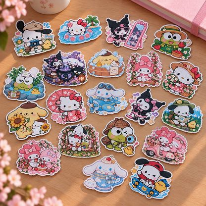 Stickers kawaii Sanrio colorés avec Hello Kitty, Kuromi, Cinnamoroll, My Melody, Pochacco, Keroppi et Pompompurin dans des scènes amusantes et adorables.
