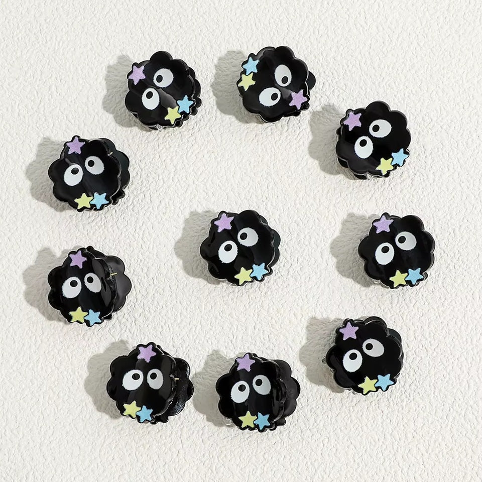 un lot  de 2 pinces à cheveux en forme de noiraudes avec leurs petites étoiles colorées.