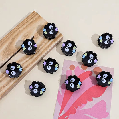 un lot  de 2 pinces à cheveux en forme de noiraudes avec leurs petites étoiles colorées.