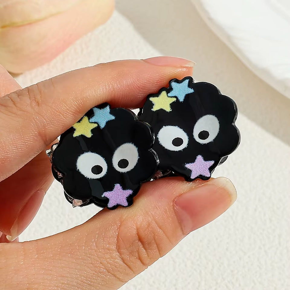 un lot  de 2 pinces à cheveux en forme de noiraudes avec leurs petites étoiles colorées.