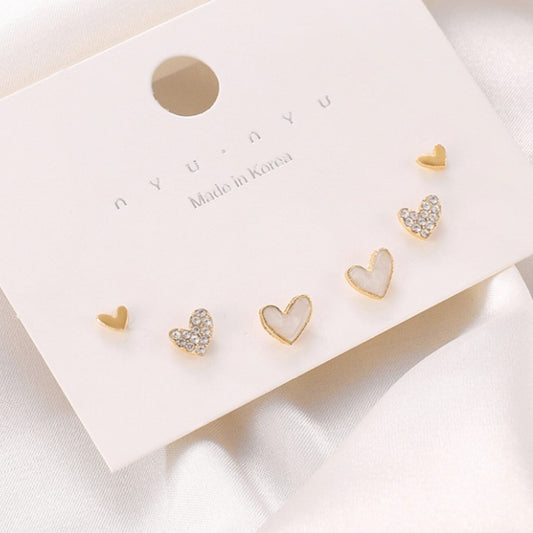 un lot de 3 paires de puces d'oreilles en forme de coeur, en stras et en résine blanche. Look intemporel, minimaliste, féminin et élégant