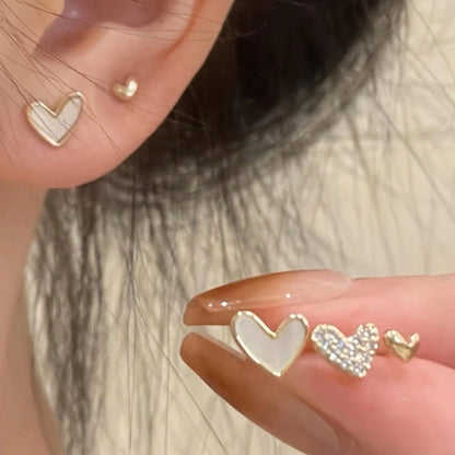 un lot de 3 paires de puces d'oreilles en forme de coeur, en stras et en résine blanche. Look intemporel, minimaliste, féminin et élégant