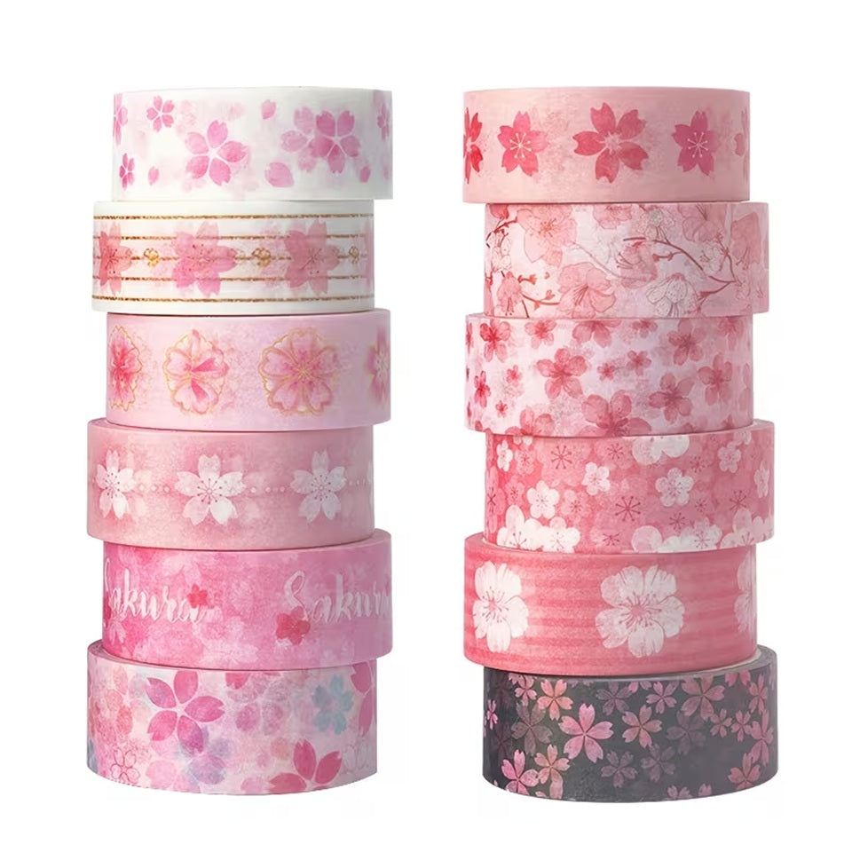 Gros plan sur des washi tape au motif de fleurs de sakura rose clair et rose foncé. Des petites fleurs qui rajoutent une touche florale et romantique à tous les projets. Idéal pour le scrapbooking