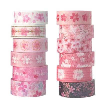 Gros plan sur des washi tape au motif de fleurs de sakura rose clair et rose foncé. Des petites fleurs qui rajoutent une touche florale et romantique à tous les projets. Idéal pour le scrapbooking