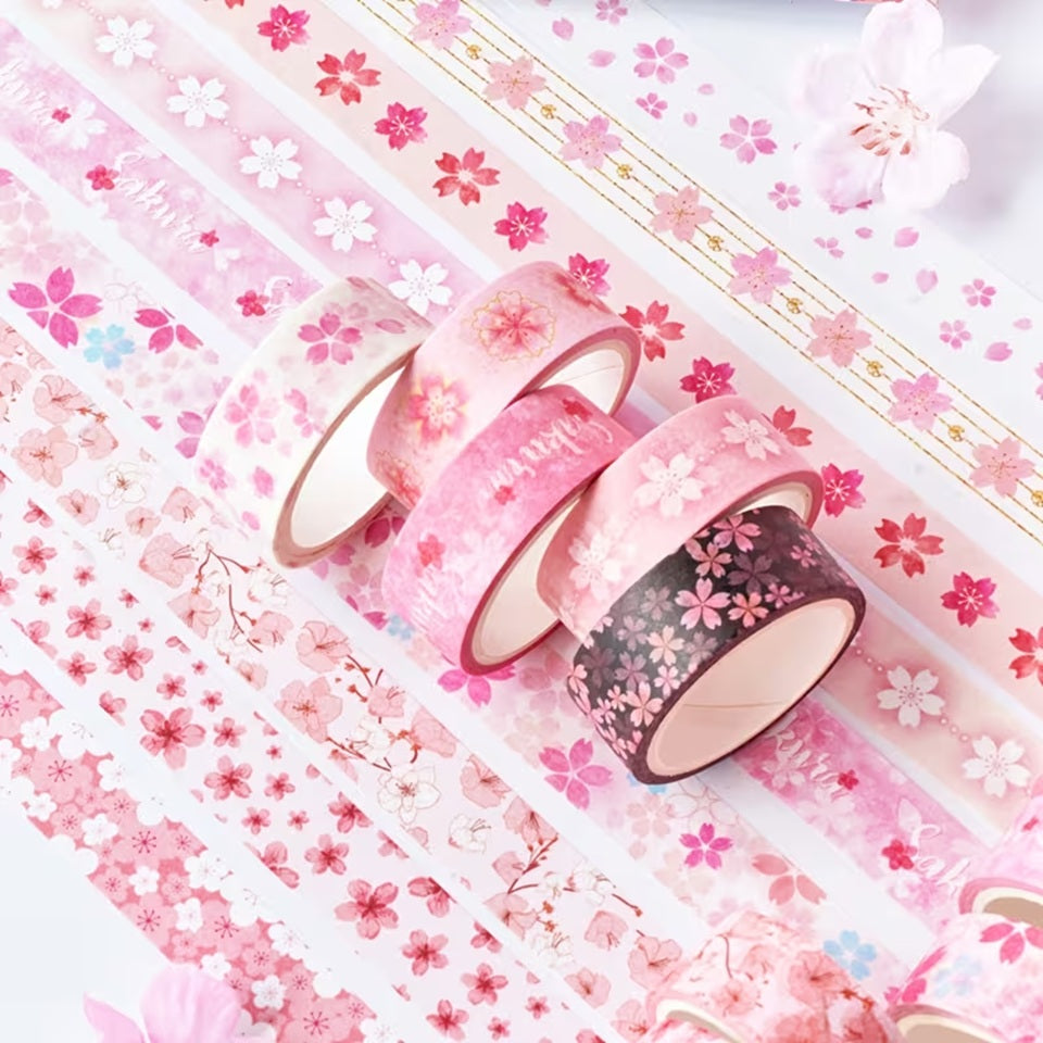Gros plan sur des washi tape au motif de fleurs de sakura rose clair et rose foncé. Des petites fleurs qui rajoutent une touche florale et romantique à tous les projets. Idéal pour le scrapbooking