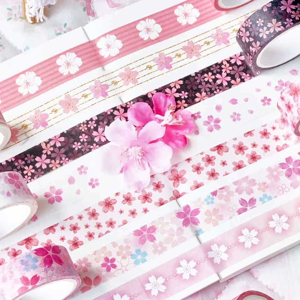 Gros plan sur des washi tape au motif de fleurs de sakura rose clair et rose foncé. Des petites fleurs qui rajoutent une touche florale et romantique à tous les projets. Idéal pour le scrapbooking