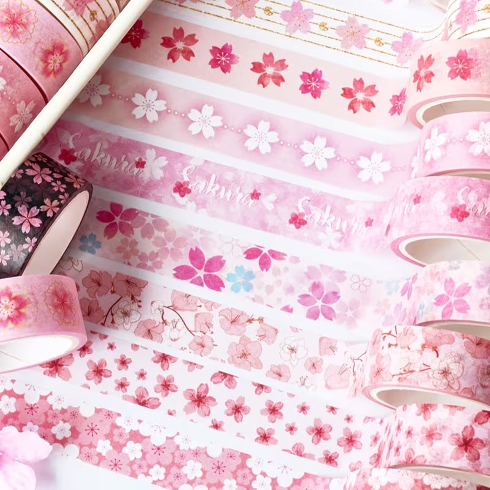 Gros plan sur des washi tape au motif de fleurs de sakura rose clair et rose foncé. Des petites fleurs qui rajoutent une touche florale et romantique à tous les projets. Idéal pour le scrapbooking