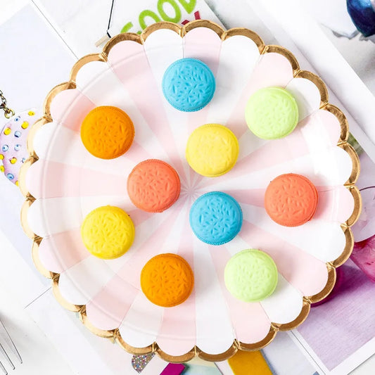 un lot de gommes en forme de macarons gourmands colorés : bleu, rose, vert, jaune, orange avec un coeur chocolat. Effet trompe l'oeil réaliste et mignon.