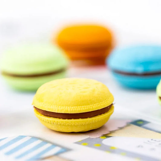 un lot de gommes en forme de macarons gourmands colorés : bleu, rose, vert, jaune, orange avec un coeur chocolat. Effet trompe l'oeil réaliste et mignon.