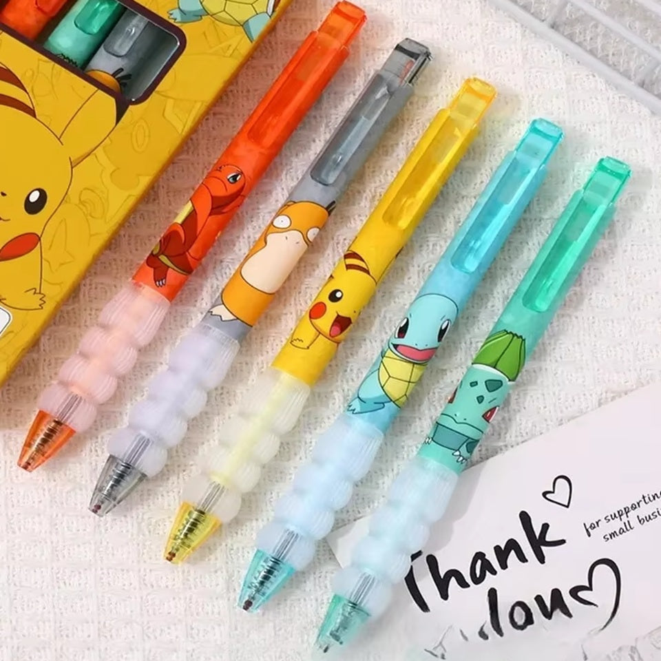 un lot de 5 stylos aux couleurs et à l'effigie des pokemon Pikachu, Carapuce, Bulbizzare, Psykokwak et Salamèche