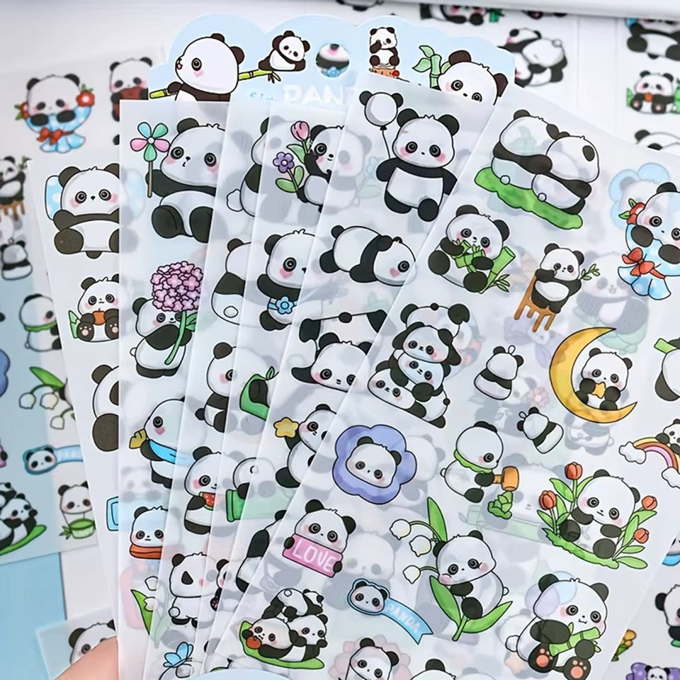 6 planches de stickers en forme de pandas super mignons et kawaii. Dans des poses et expressions différentes et variées, ils ajoutent une touche de gaieté et amusante à vos projets créatifs.