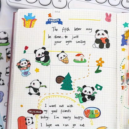 6 planches de stickers en forme de pandas super mignons et kawaii. Dans des poses et expressions différentes et variées, ils ajoutent une touche de gaieté et amusante à vos projets créatifs.