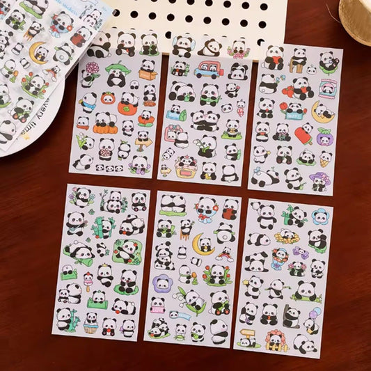6 planches de stickers en forme de pandas super mignons et kawaii. Dans des poses et expressions différentes et variées, ils ajoutent une touche de gaieté et amusante à vos projets créatifs.