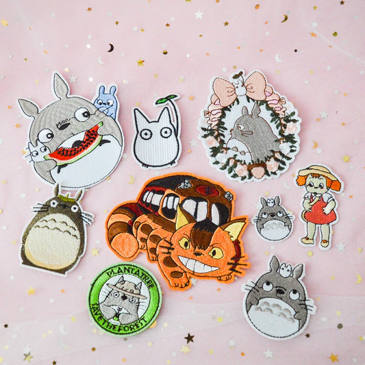 un lot de broderies thermocollantes inspirés des personnages de Mon voisin Totoro : le chat bus, Totoro, Mei, les chibi