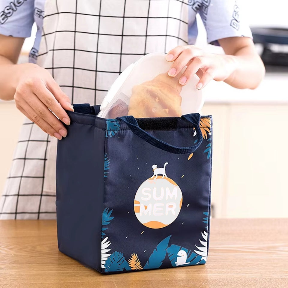 un lunch bag isotherme au design de feuilles et d'un chat. Idéal pour transporter vos repas, boisons et snacks.