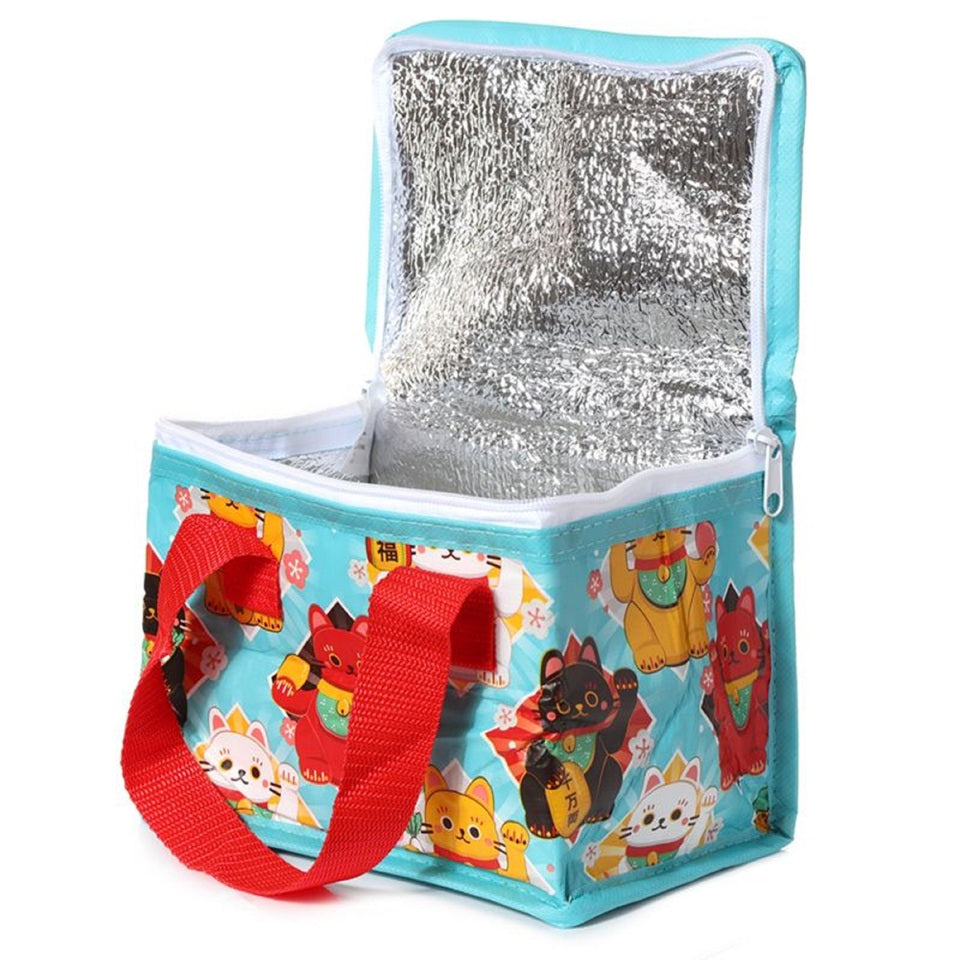un sac repas isotherme au design de maneki neko noir jaune rouge et blanc. Idéal pour transporter repas, snacks et boissons.