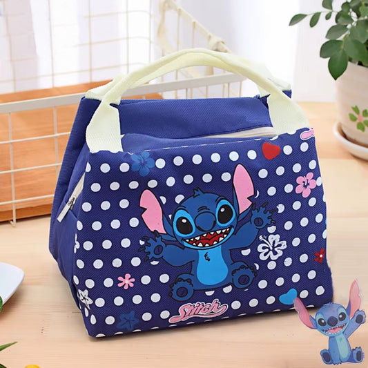 un sac repas isotherme au design d'un adorable stitch. Son motif bleu à pois est trop mignon.
