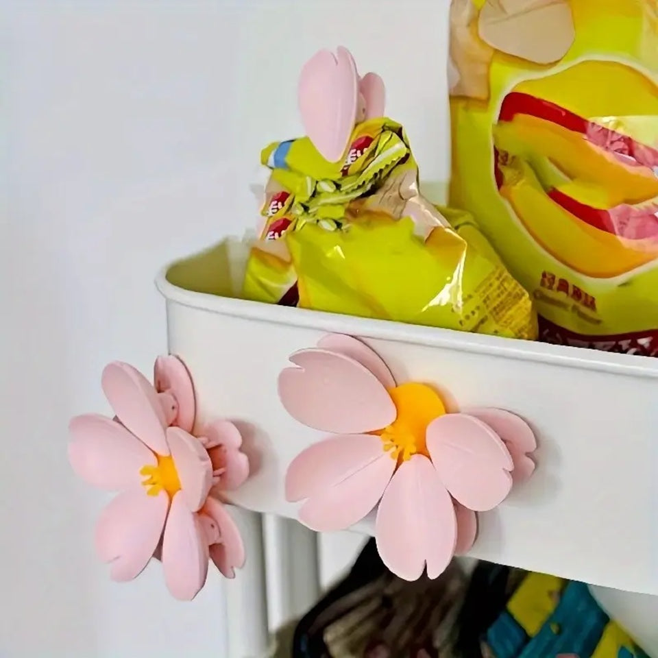 un magnet en forme de fleur de sakura : son coeur est mangnétique et cinq pétales détachables l'entoure. Ce sont des pinces que l'on utiliser pour fermer des paquets de nourriture mais aussi pour tenir des papiers.