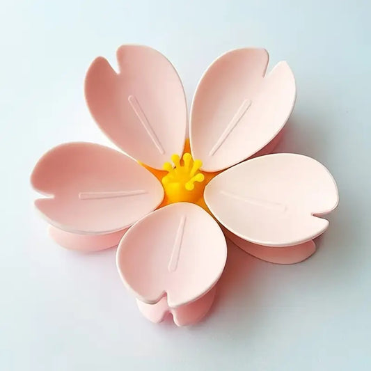 un magnet en forme de fleur de sakura : son coeur est mangnétique et cinq pétales détachables l'entoure. Ce sont des pinces que l'on utiliser pour fermer des paquets de nourriture mais aussi pour tenir des papiers.