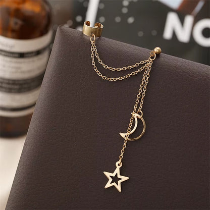 une jolie manchette et boucle d'oreilles lune et étoile en coloris doré ou argenté.  Parfaite pour un style rock et original inspiré de la galaxie.