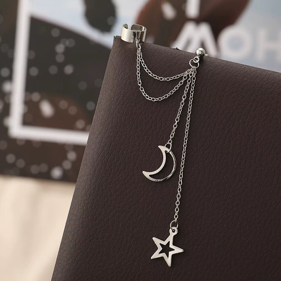 une jolie manchette et boucle d'oreilles lune et étoile en coloris doré ou argenté.  Parfaite pour un style rock et original inspiré de la galaxie.