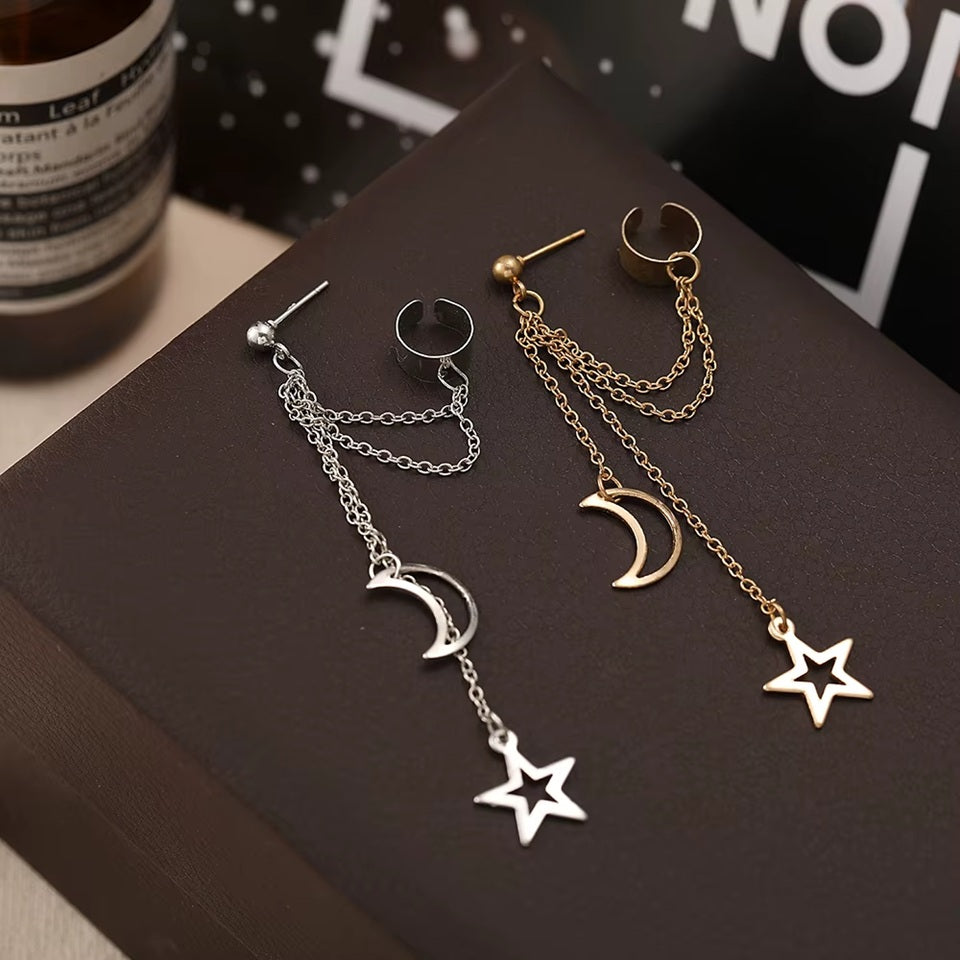 une jolie manchette et boucle d'oreilles lune et étoile en coloris doré ou argenté.  Parfaite pour un style rock et original inspiré de la galaxie.