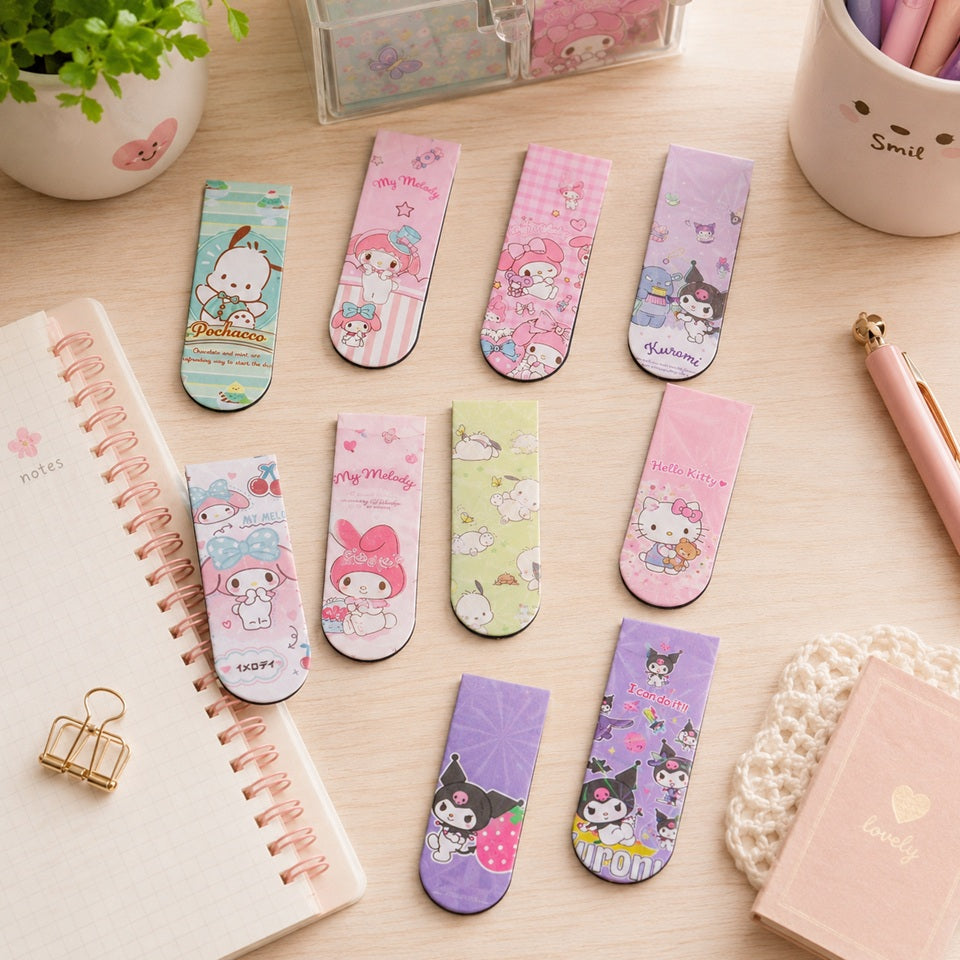 Marque-pages aimantés Sanrio kawaii avec My Melody, Kuromi, Hello Kitty et Pochacco, présentés sur un joli bureau pastel avec carnet et accessoires de papeterie.