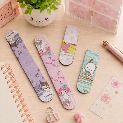 Marque-pages aimantés Sanrio kawaii illustrés de Kuromi, My Melody, Pompompurin et Pochacco, présentés sur un joli bureau pastel avec accessoires de papeterie.