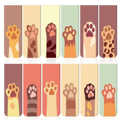 un lot de deux marque-pages magnétiques illustrés d'une patte de chat colorée. Rigolos mais surtout pratiques, ils sont adorables.