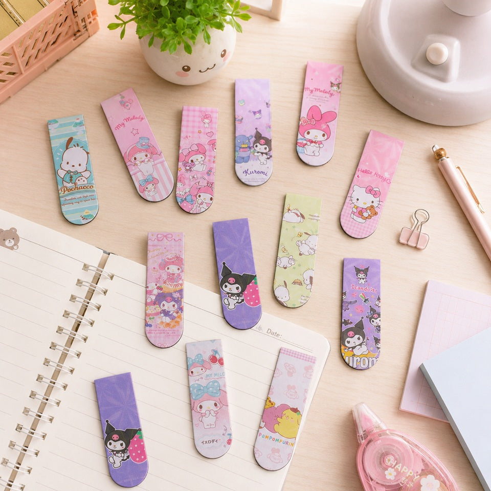 Marque-pages aimantés Sanrio kawaii avec My Melody, Kuromi, Hello Kitty, Pompompurin et Pochacco, présentés dans un joli décor de bureau pastel avec carnet et accessoires de papeterie.