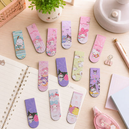 Marque-pages aimantés Sanrio kawaii avec My Melody, Kuromi, Hello Kitty, Pompompurin et Pochacco, présentés dans un joli décor de bureau pastel avec carnet et accessoires de papeterie.