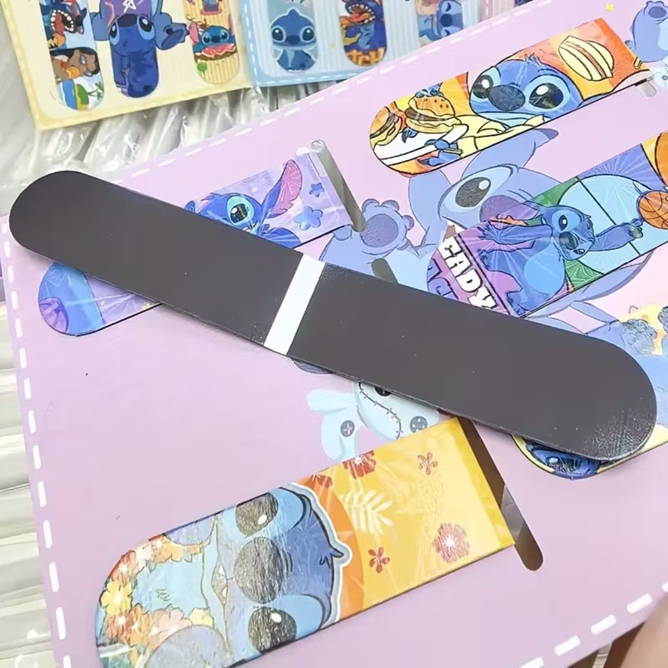 des marque-pages aimantés et holographiques illustrés Stitch et Angel. Parfaits pour les fans de Lilo et Stitch, ils sont pratiques et super mignons.