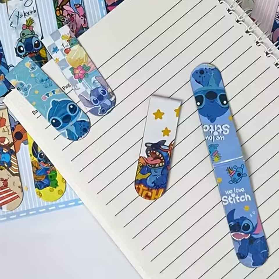 des marque-pages aimantés et holographiques illustrés Stitch et Angel. Parfaits pour les fans de Lilo et Stitch, ils sont pratiques et super mignons.