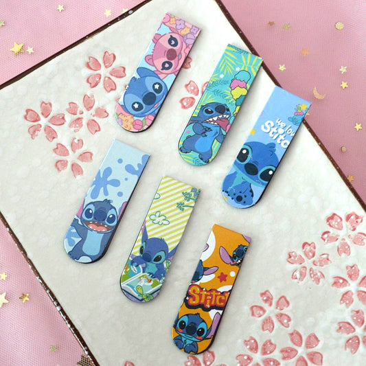 des marque-pages aimantés et holographiques illustrés Stitch et Angel. Parfaits pour les fans de Lilo et Stitch, ils sont pratiques et super mignons.