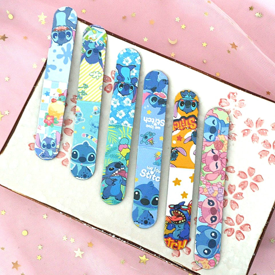 des marque-pages aimantés et holographiques illustrés Stitch et Angel. Parfaits pour les fans de Lilo et Stitch, ils sont pratiques et super mignons.