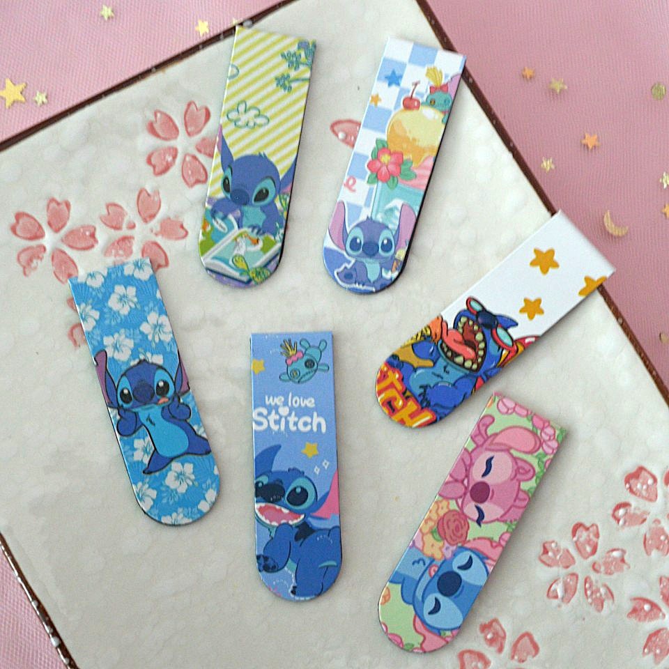 des marque-pages aimantés et holographiques illustrés Stitch et Angel. Parfaits pour les fans de Lilo et Stitch, ils sont pratiques et super mignons.