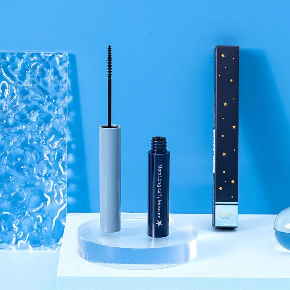 un mascara noir doté d'une mini brosse ultra fine pour attraper les plus petits cils ! Il allonge, recourbe et agrandit le regard. Il est waterproof !