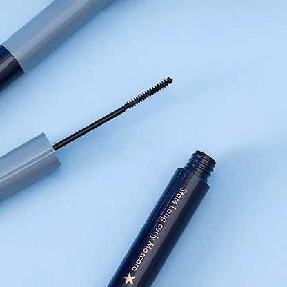 un mascara noir doté d'une mini brosse ultra fine pour attraper les plus petits cils ! Il allonge, recourbe et agrandit le regard. Il est waterproof !