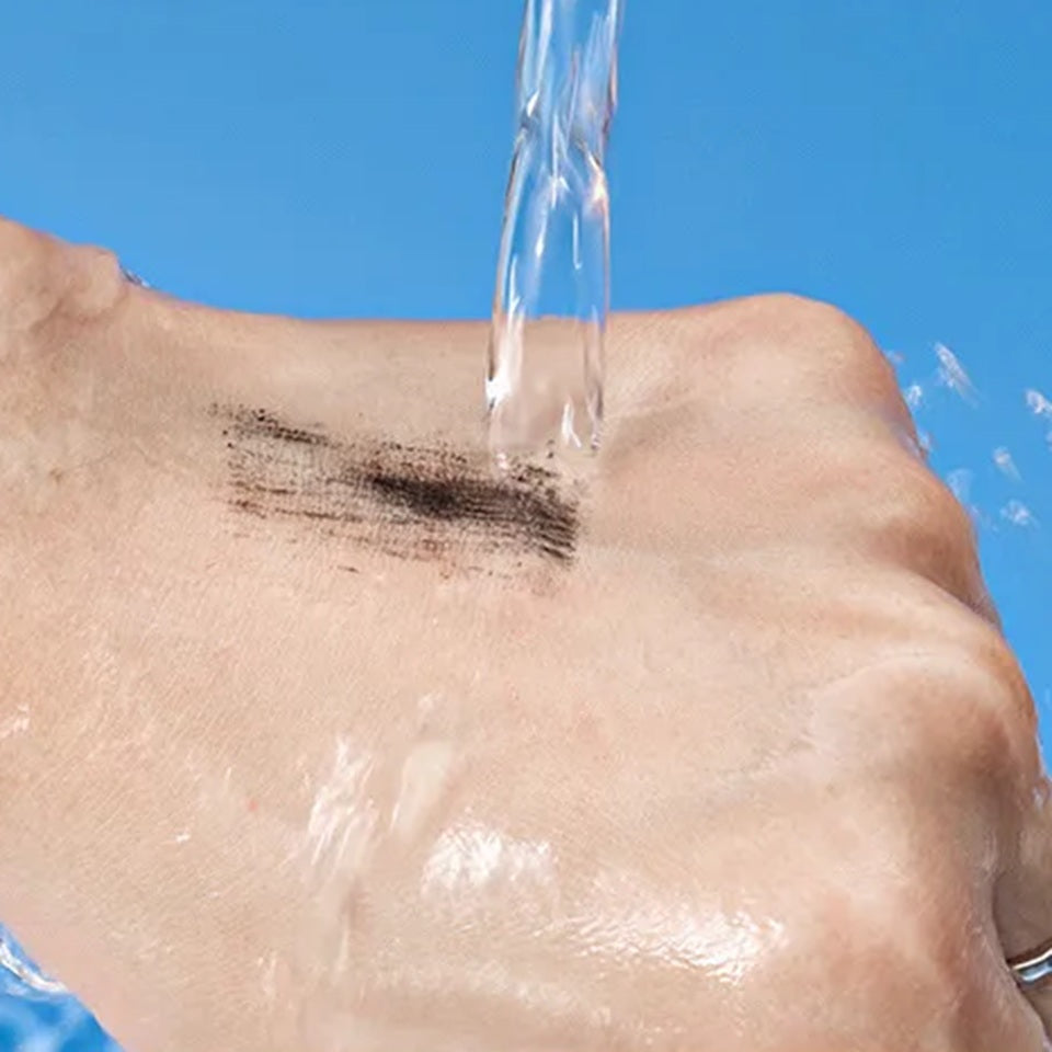 un mascara noir doté d'une mini brosse ultra fine pour attraper les plus petits cils ! Il allonge, recourbe et agrandit le regard. Il est waterproof !