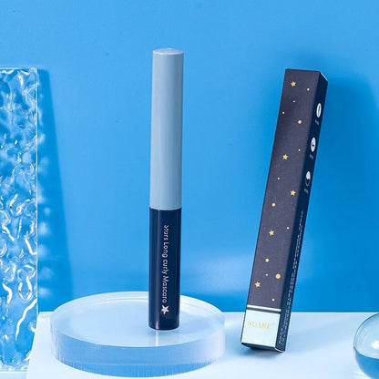 un mascara noir doté d'une mini brosse ultra fine pour attraper les plus petits cils ! Il allonge, recourbe et agrandit le regard. Il est waterproof !