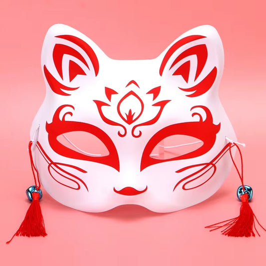 un masque kitsune rouge stylisé, avec des pompons et clochettes.  En palstique souple, il est parfait pour le cosplay et les soirées déguisées. Il est très beau même en décoration